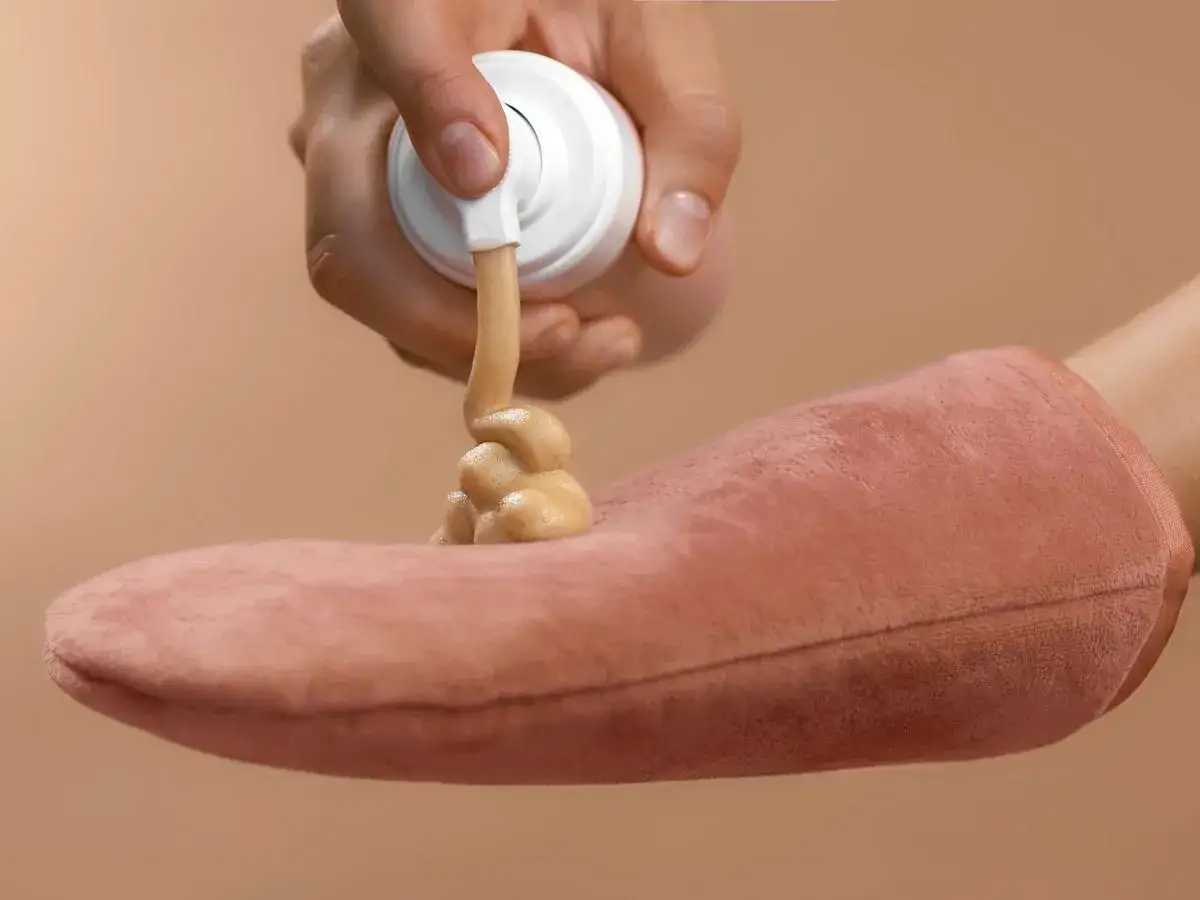 Samoopalacz: Zmywa się czy blaknie? Trwałość i usuwanie