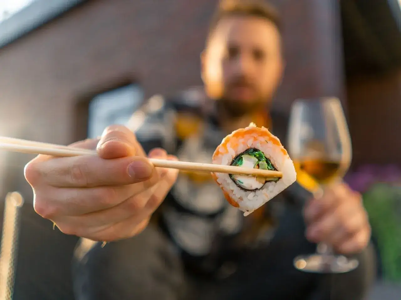 Jedz sushi jak pro: Pałeczki, sos, etykieta. Bez stresu i faux pas!