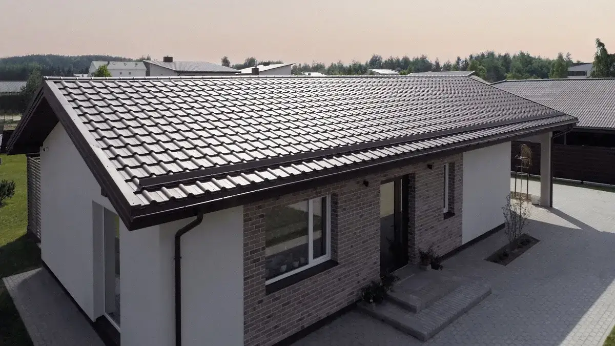 Ile trwa położenie dachówki? Oto co wpływa na czas montażu.