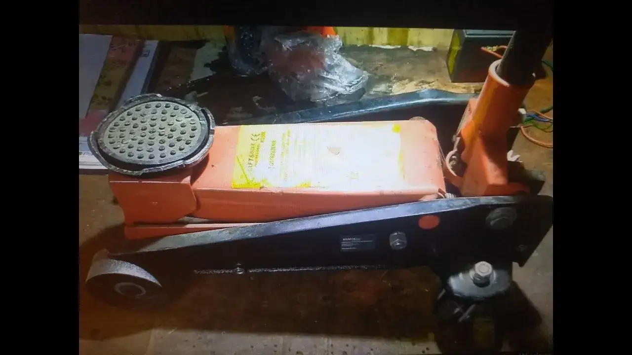 Jak dolać olej do lewarka i uniknąć najczęstszych błędów