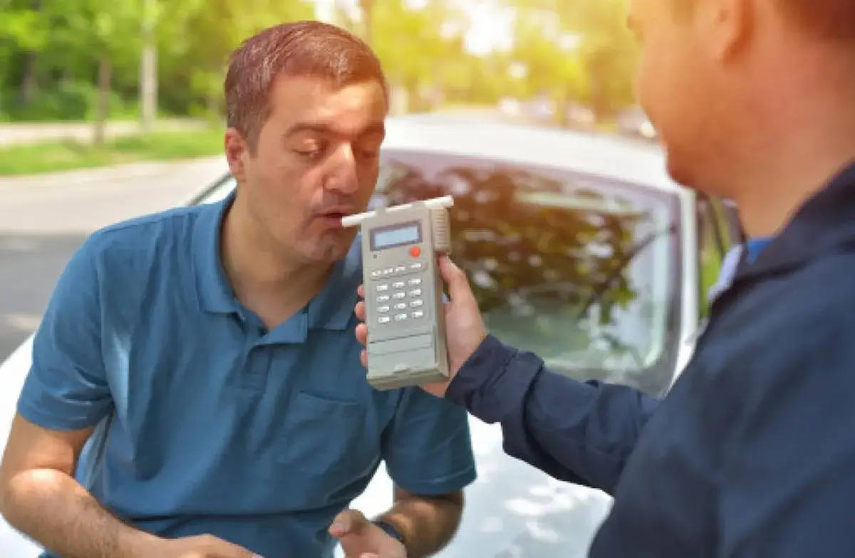Czy policja może badać alkomatem w domu? Poznaj swoje prawa i zasady