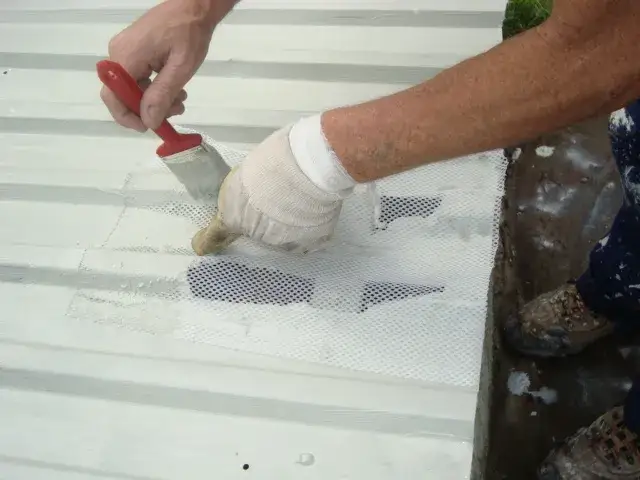 Jak załatać dziurę w dachu z blachy i uniknąć kosztownych napraw