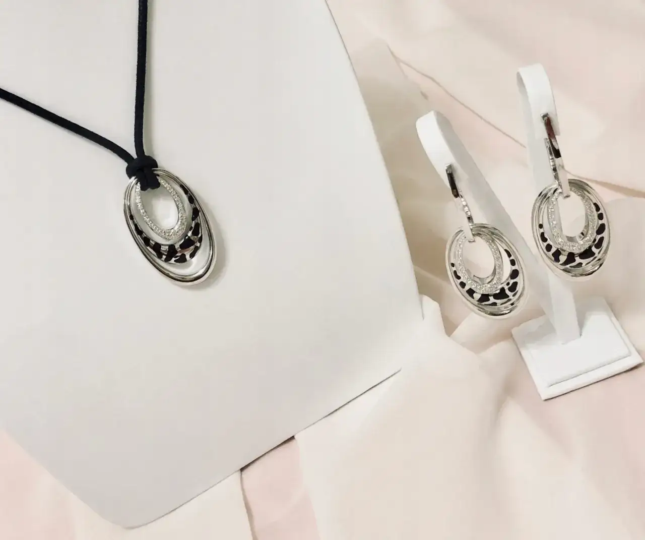 Ile kosztuje srebrny naszyjnik? Sprawdź ceny i porównaj oferty