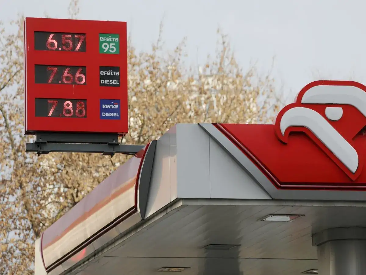Cena verva diesel na tablicy: 7.66. Obok widnieje cena 7.88 za verva diesel.