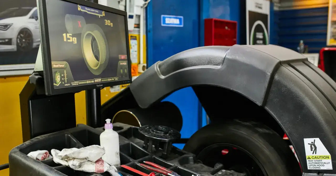 Ile powietrza w oponach? Poradnik Marka Dudka: Bezpieczeństwo i oszczędności