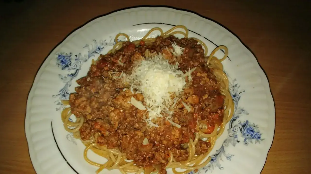 Spaghetti bolognese z winem – przepis na wyjątkowy sos do makaronu