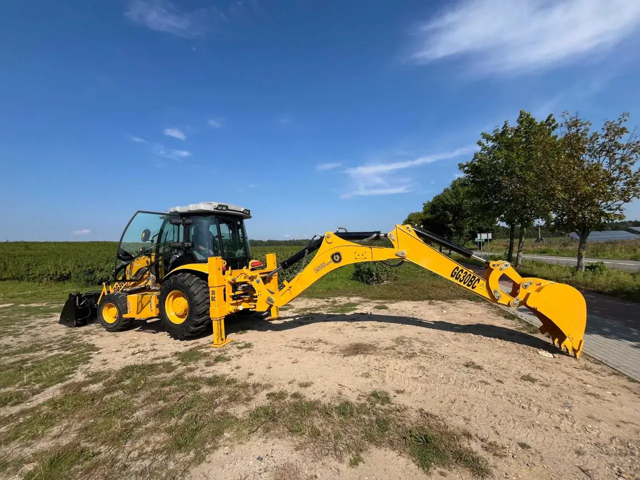 Używana koparko-ładowarka do 30 tys. zł: co kupisz i jak nie przepłacić?