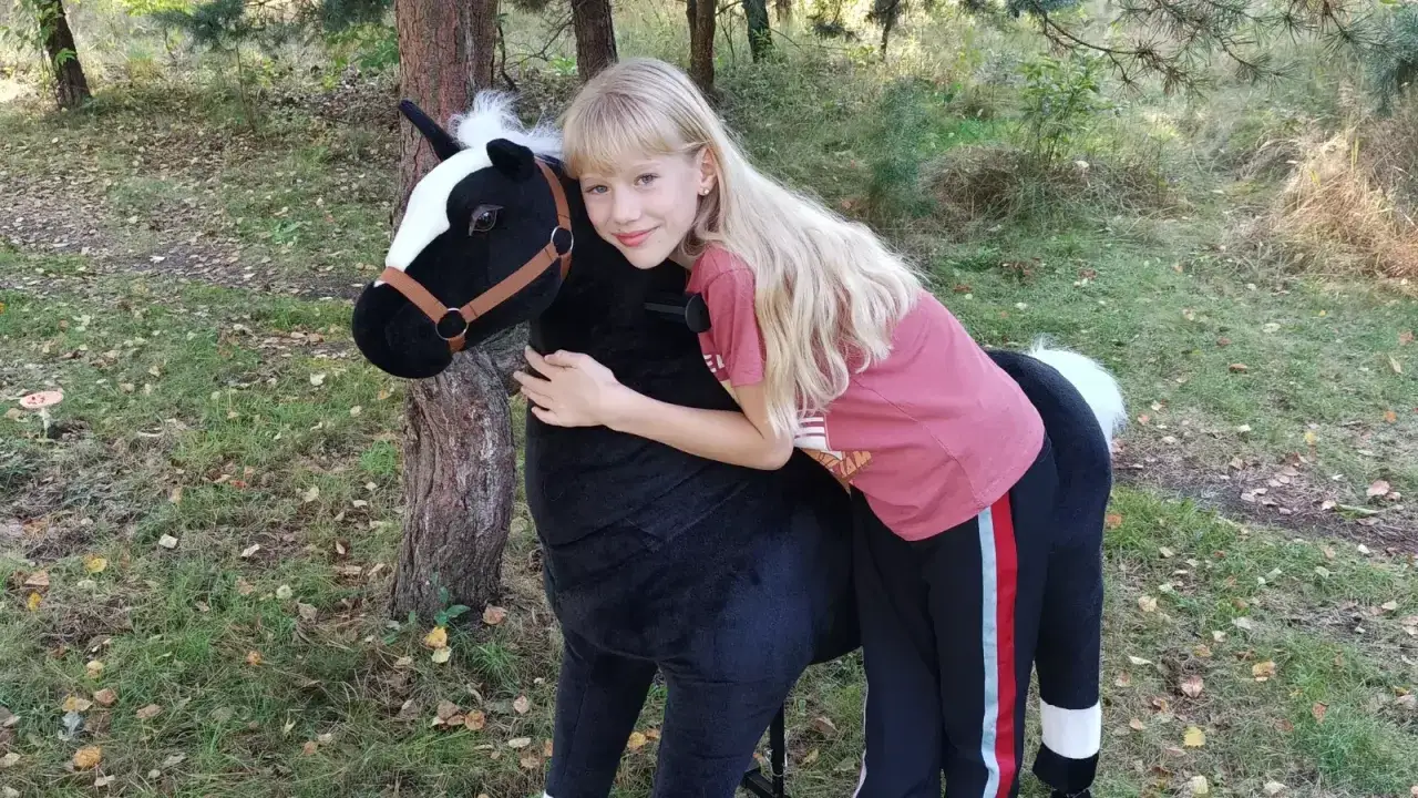 Prezent dla dziewczynki lubiącej konie: Od zabawek po przeżycia!