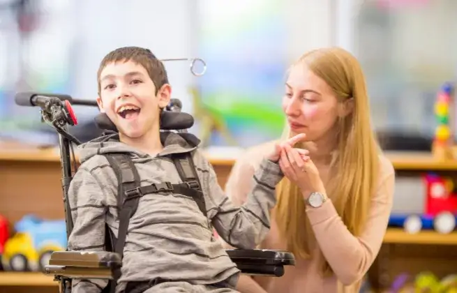 Czy opiekun osoby niepełnosprawnej płaci za bilet w Warszawie? Sprawdź zasady