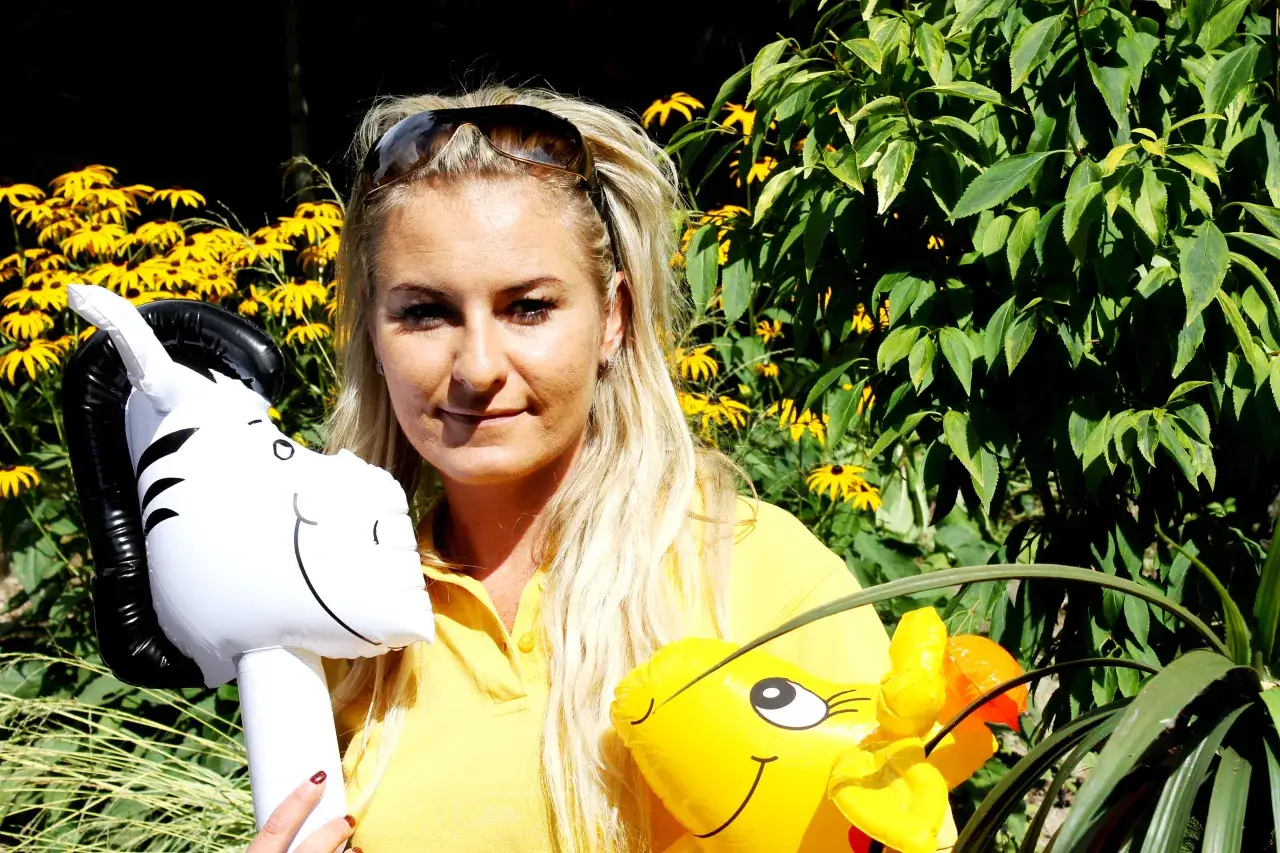 Ile zarabia animator w hotelu? Poznaj realia wynagrodzeń i więcej