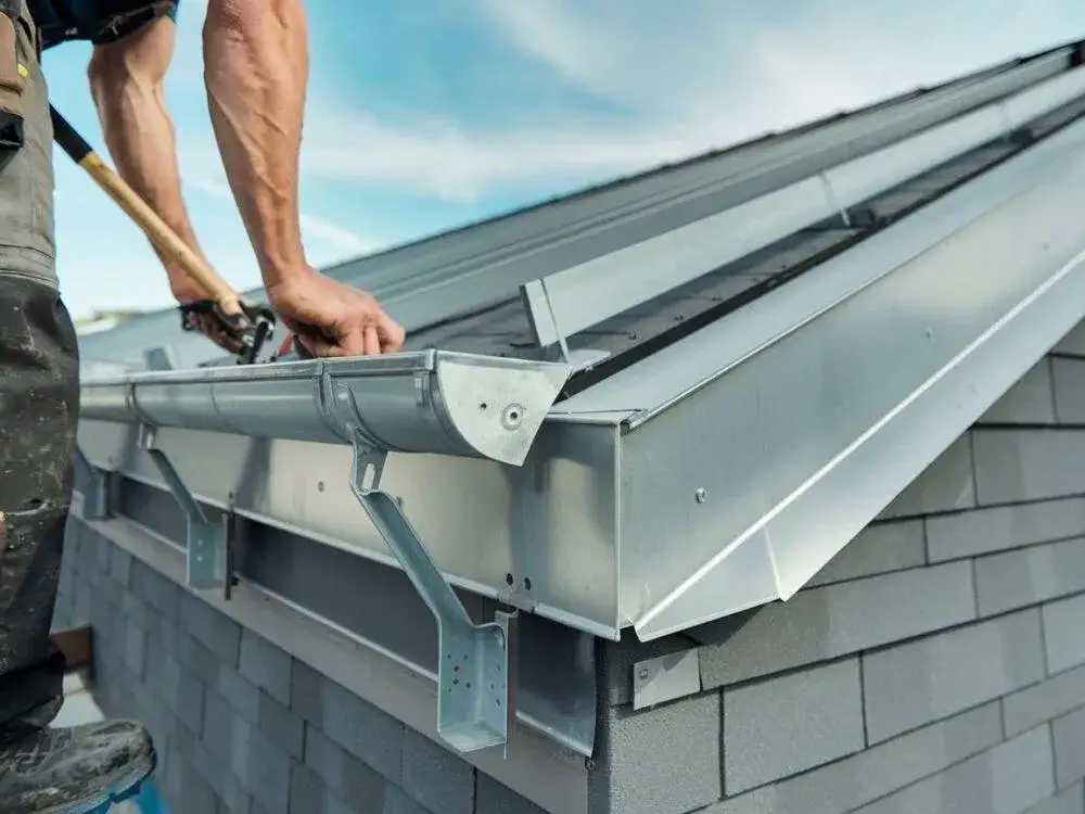 Jak zamontować rynny do płyty warstwowej - uniknij najczęstszych błędów