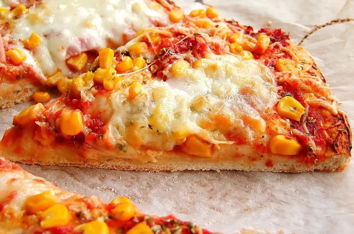 Pyszna pizza z kukurydzą i ciągnącym serem, idealna do pieca z termoobiegiem.