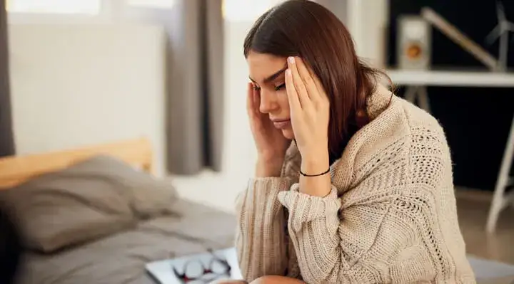 Ból głowy objawy: jak rozpoznać groźne symptomy i przyczyny