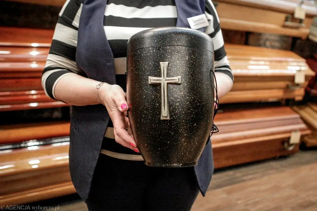 Kremacja kości: Co naprawdę trafia do urny?