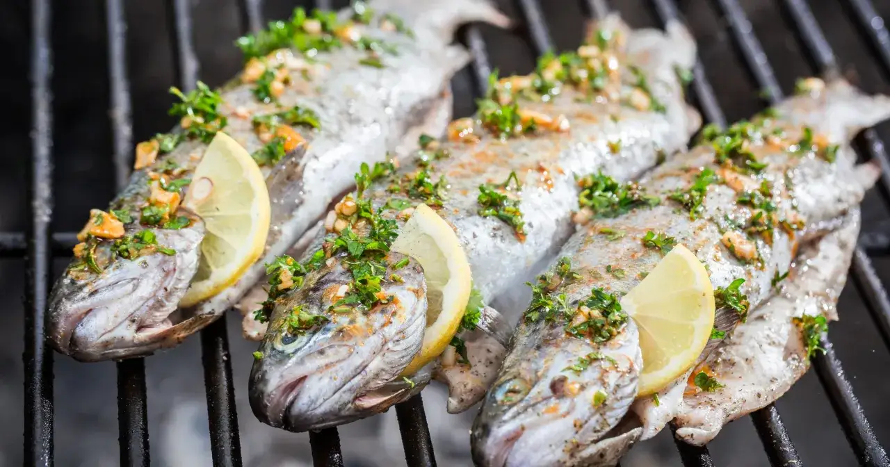 Pstrągi na grillu, przyprawione ziołami i cytryną. Idealna ryba na grilla, która zachwyci smakiem.