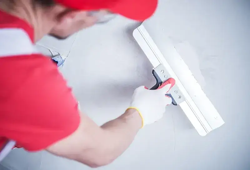 Ile schnie tynk mineralny? Sprawdź, jak uniknąć opóźnień w pracach