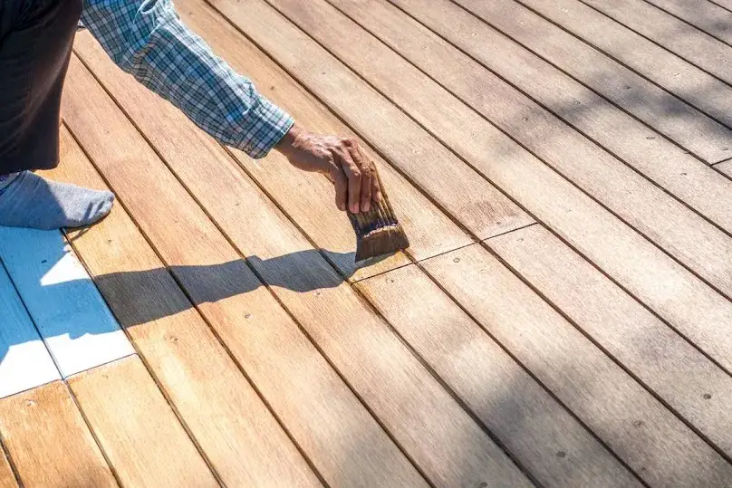 Jaki impregnat do tarasu wybrać, aby uniknąć zniszczeń drewna?