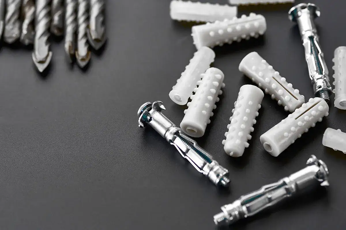 Kotwy do domków drewnianych - wybierz najlepsze rozwiązania dla trwałości