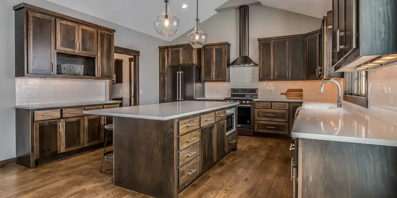 Kuchnia: szafki do sufitu czy nie? Zalety i wady rozwiązania