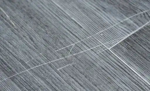 Skuteczne sposoby na usunięcie rys na panelach bez kosztownych napraw