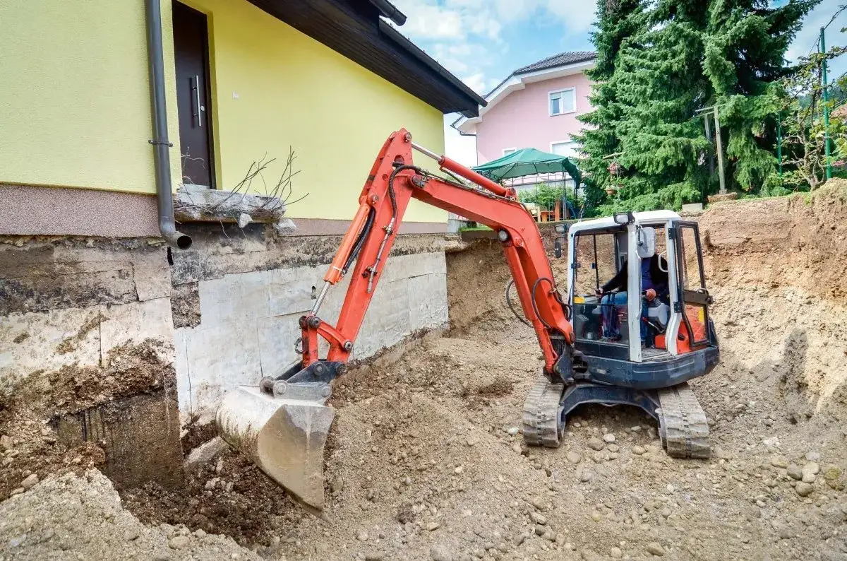 Czym obłożyć fundament, aby uniknąć wilgoci i uszkodzeń?