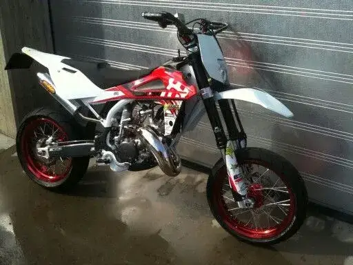 Husqvarna WR 125 Supermoto: wszystko, co musisz wiedzieć przed zakupem