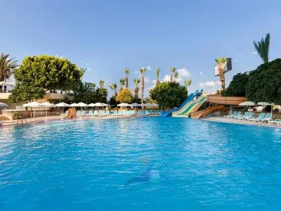 Ile trwa lot do Antalyi? Odkryj czas podróży z Polski i uniknij rozczarowań