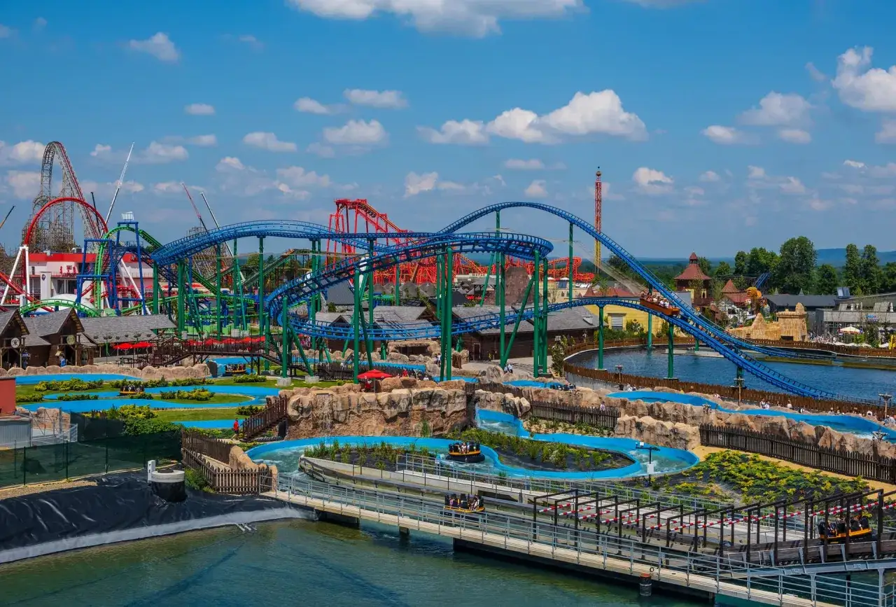 Widok na park rozrywki Energylandia z kolejkami górskimi i wodnymi atrakcjami.