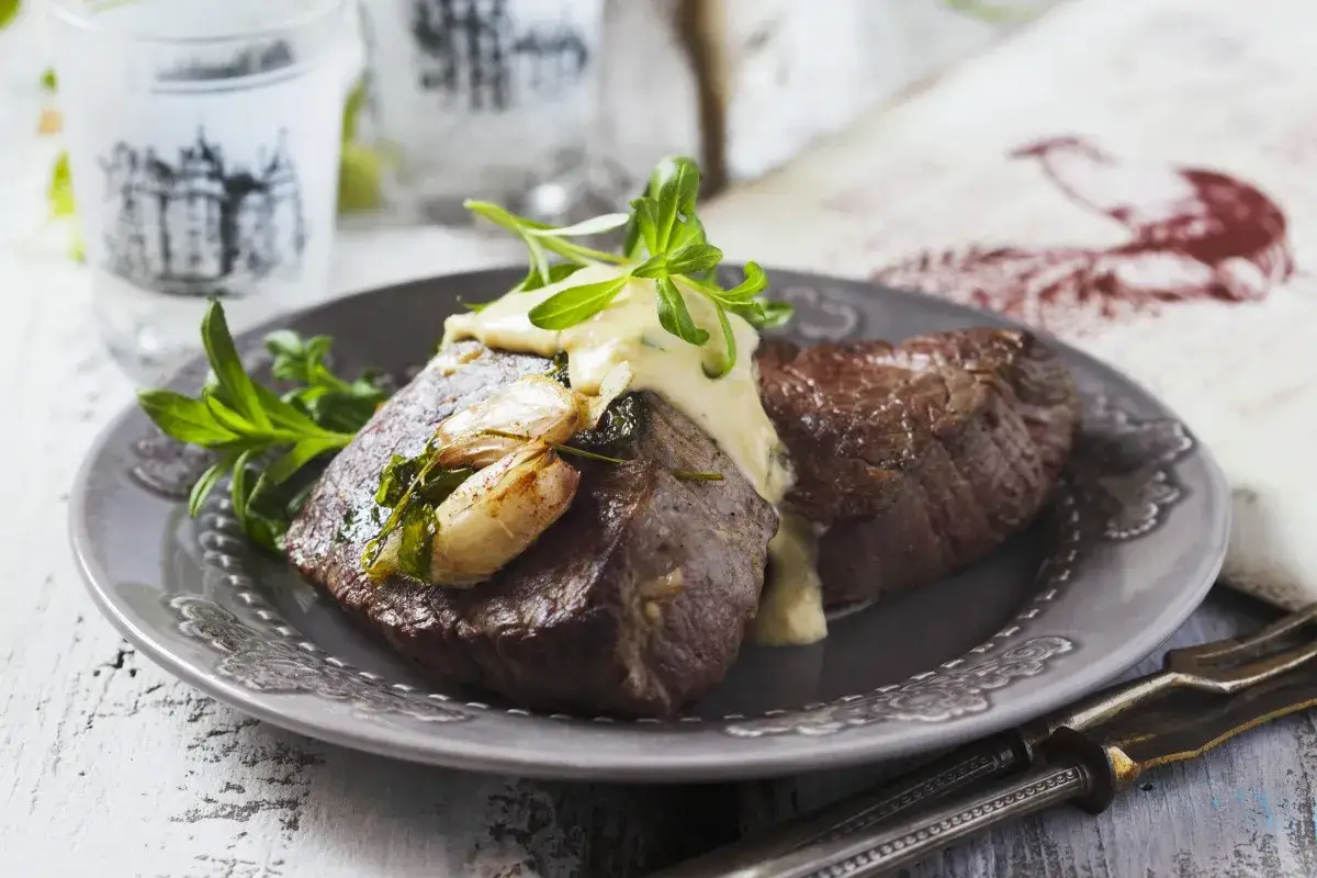 Dwa soczyste kawałki wołowiny, polane kremowym sosem, z czosnkiem i ziołami. To właśnie chateaubriand, wykwintne danie dla smakoszy.