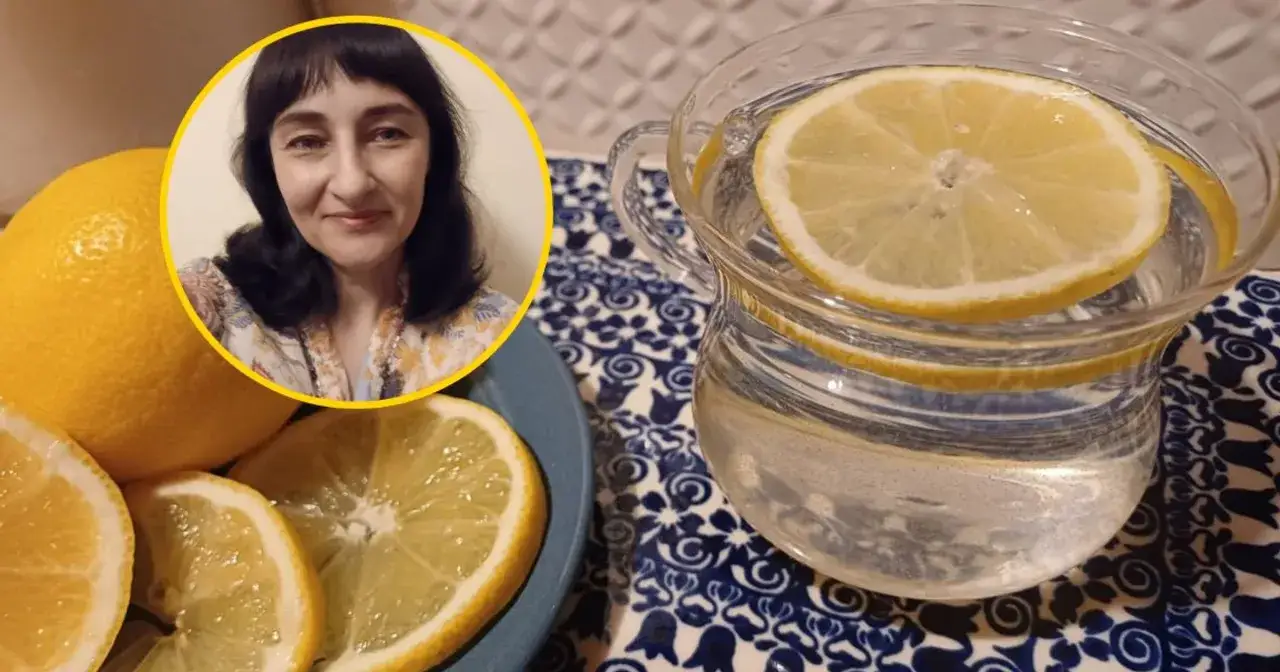 Kobieta z cytrynami i szklanką wody z cytryną. Zastanawiasz się, jak długo można pić wodę z cytryną na czczo?