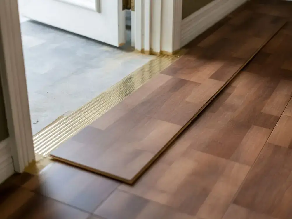 Jak zakończyć panele przy drzwiach balkonowych, aby uniknąć wilgoci?