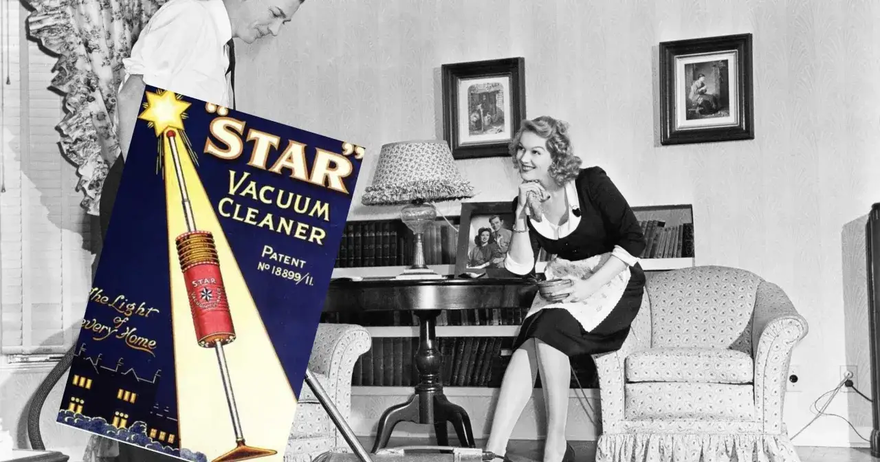 Mężczyzna prezentuje plakat odkurzacza "Star", kobieta siedzi w salonie.