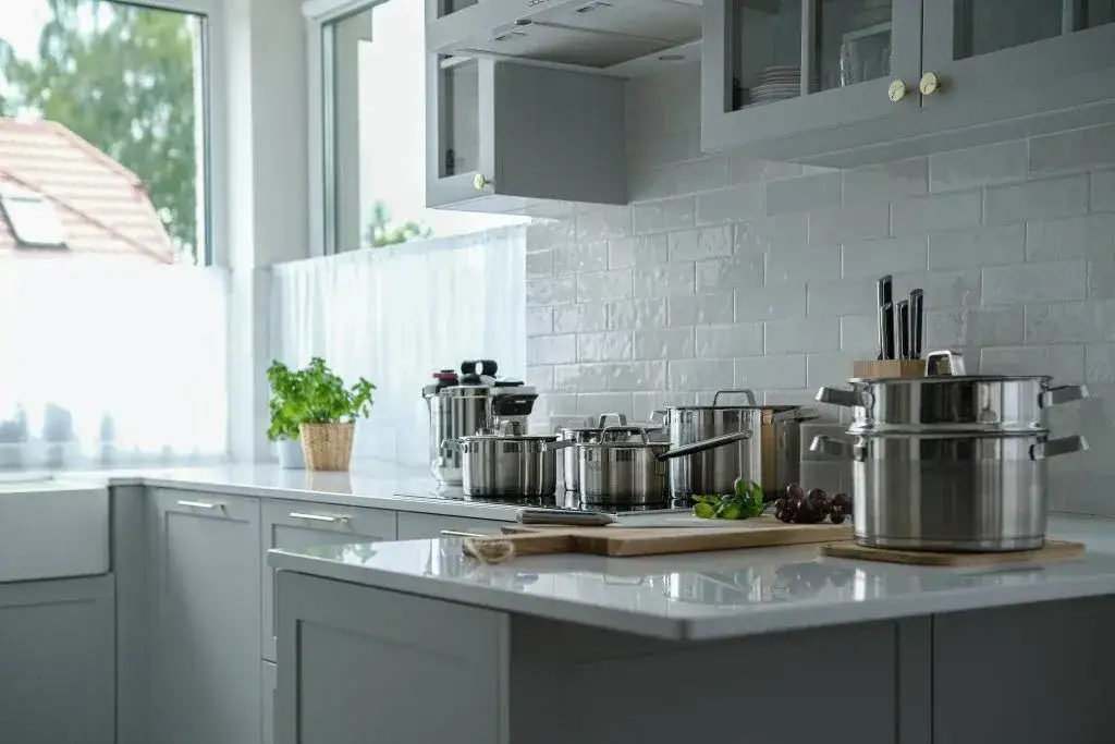 Jak dobrać kolor płytek do mebli kuchennych i uniknąć faux pas w aranżacji