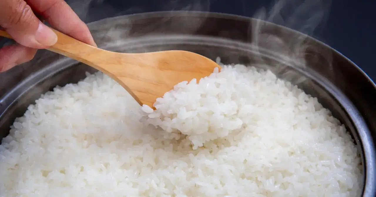 Ryż ugotowany: Ile ma kalorii? Biały, brązowy i wpływ na dietę