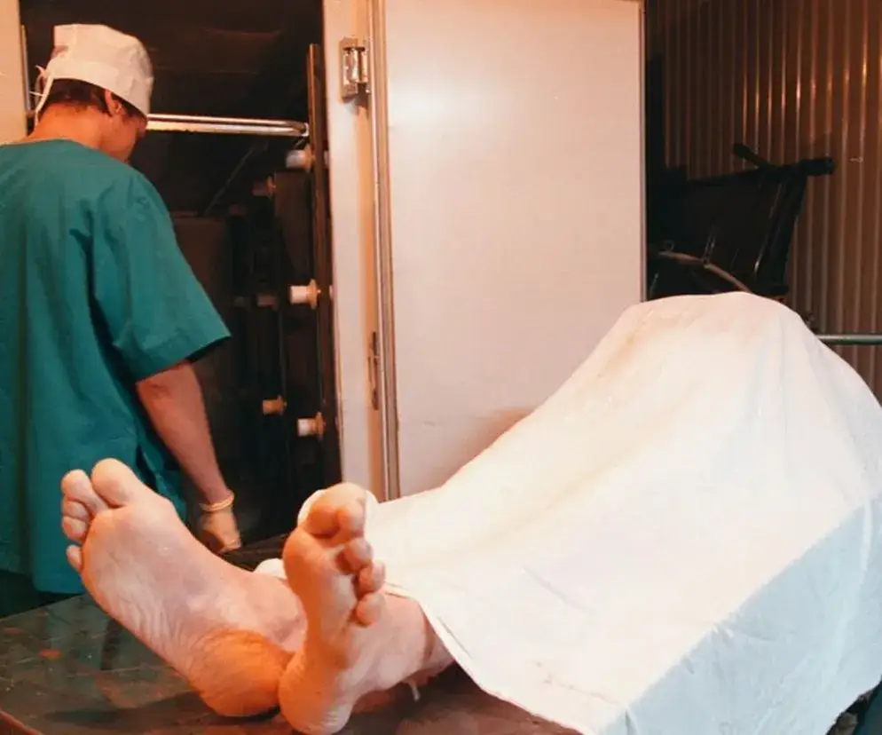 Co się dzieje z ciałem po śmierci? Szokujące etapy rozkładu