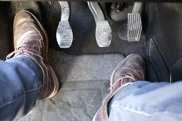 Jak trzymać nogę na sprzęgle, aby uniknąć kosztownych błędów