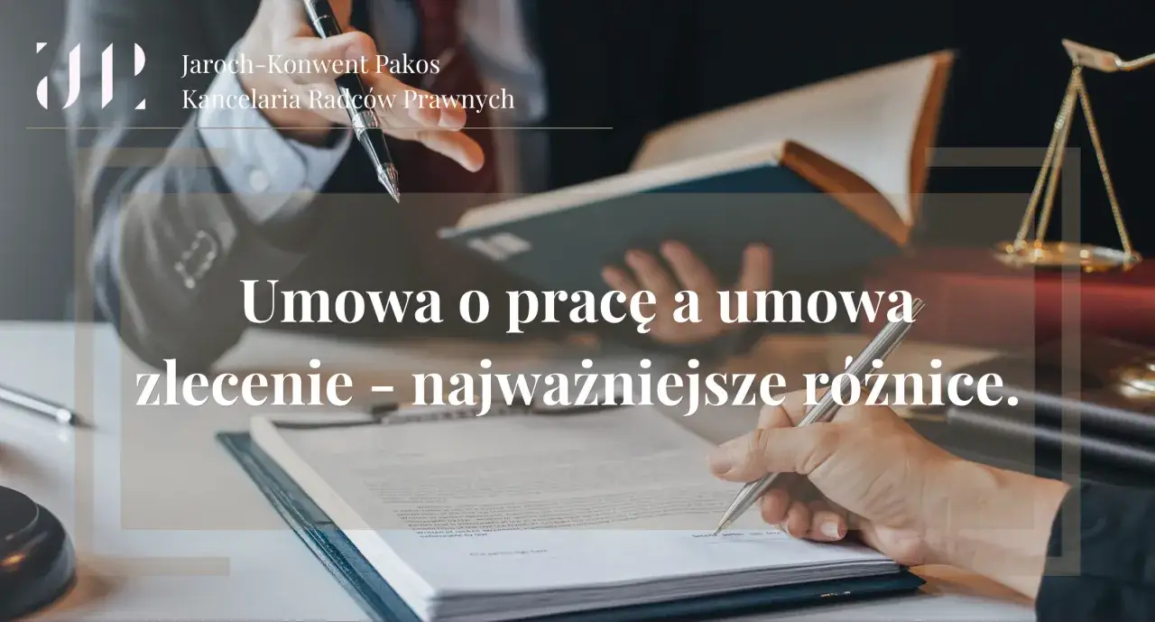 Dłoń podpisująca dokument, obok księgi i wagi sprawiedliwości.