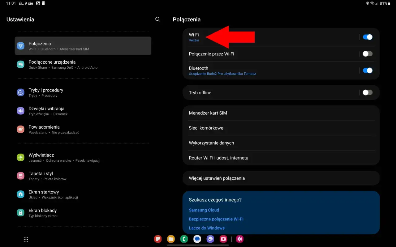 Czerwona strzałka wskazuje na opcję "Wi-Fi" w menu ustawień telefonu.