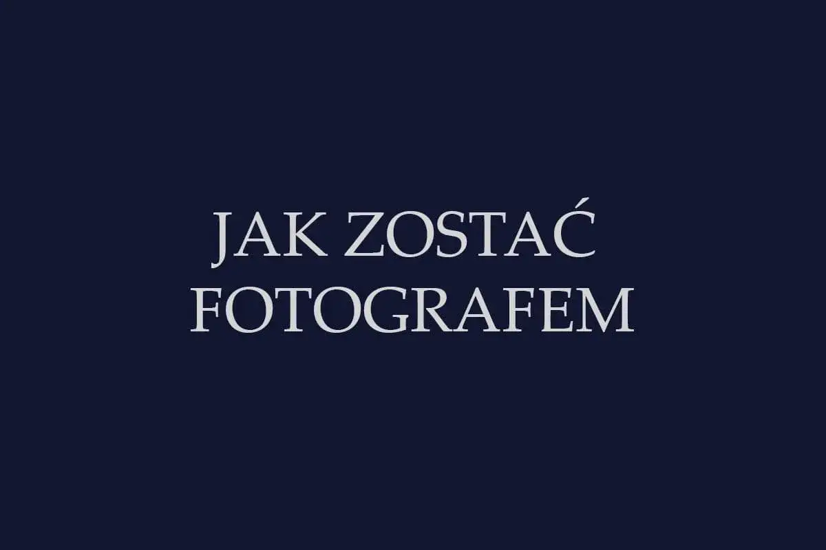 Napis "Jak zostać fotografem" na granatowym tle.
