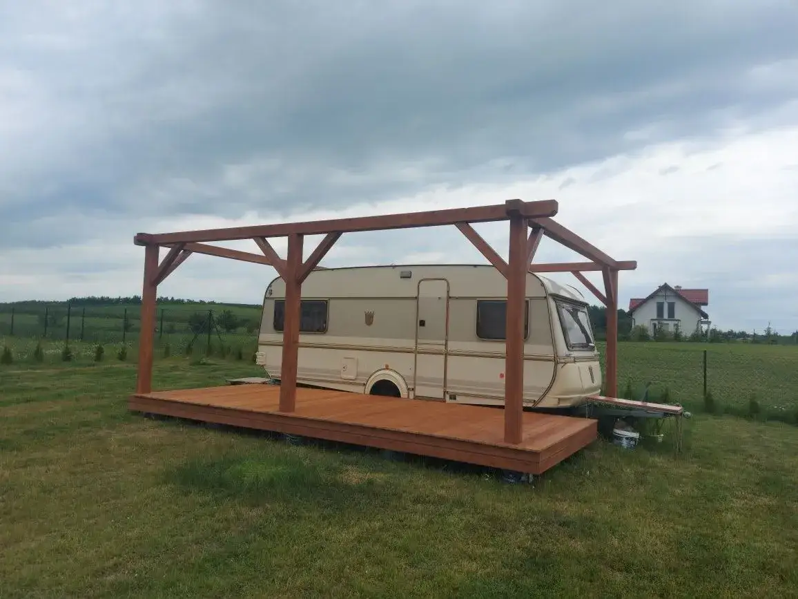 Jak zrobić taras do przyczepy kempingowej - proste kroki i materiały