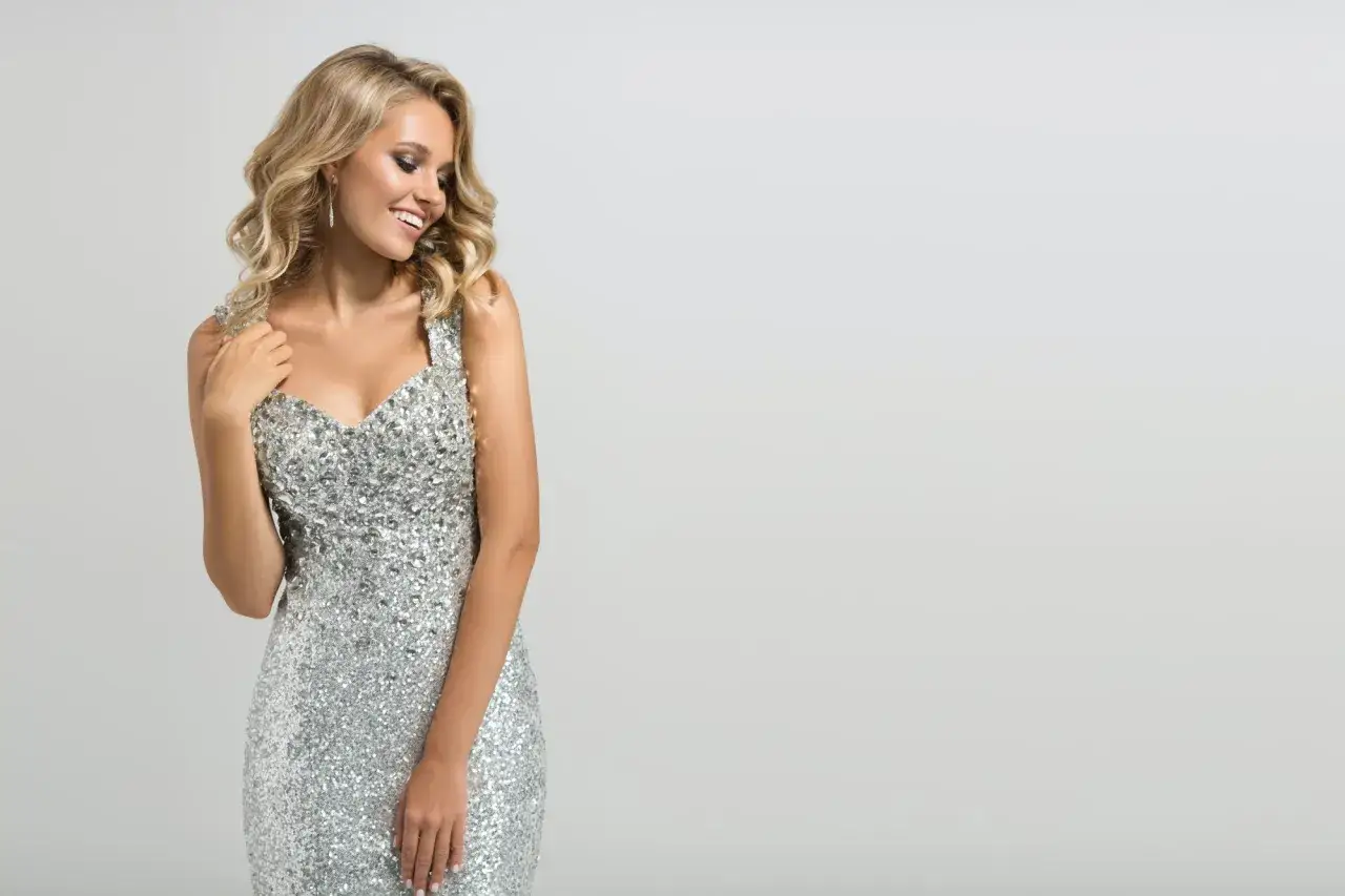 Jaki kolor rajstop do srebrnej sukienki, aby wyglądać stylowo?
