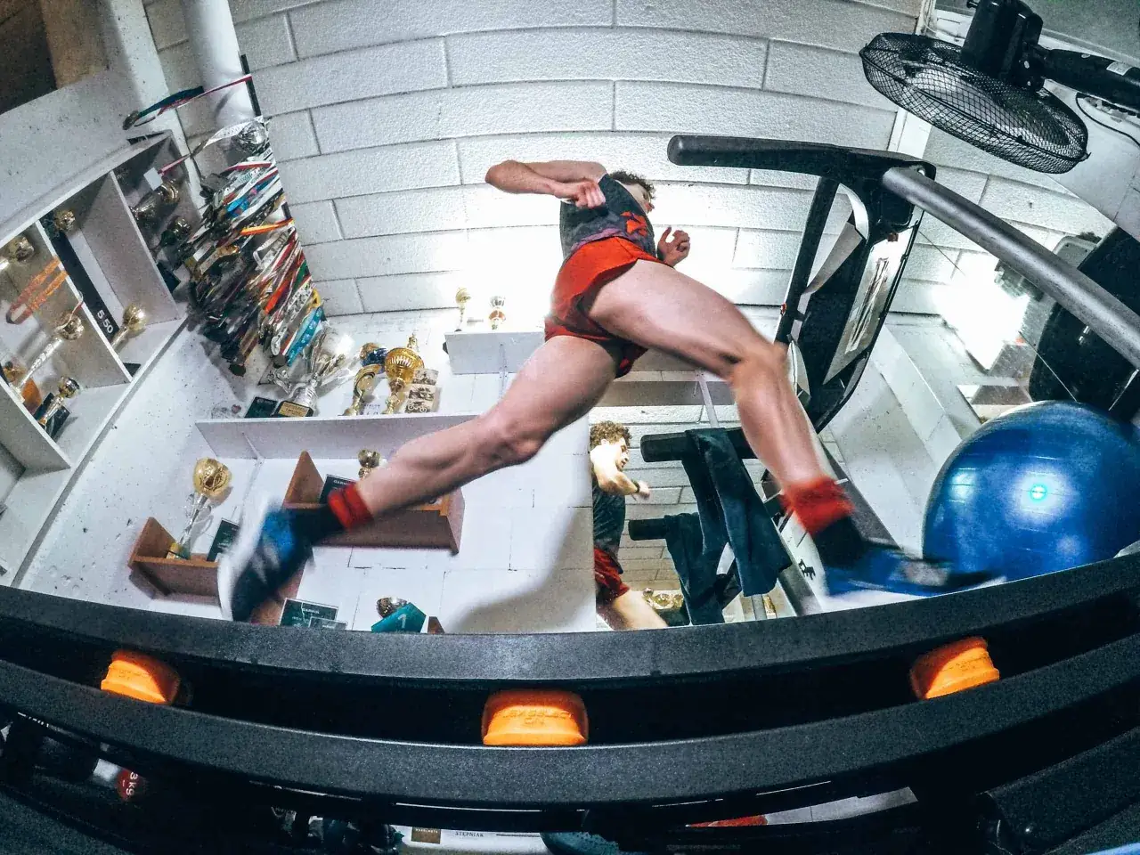 Jaka prędkość na bieżni? Odkryj idealne tempo dla swojego treningu