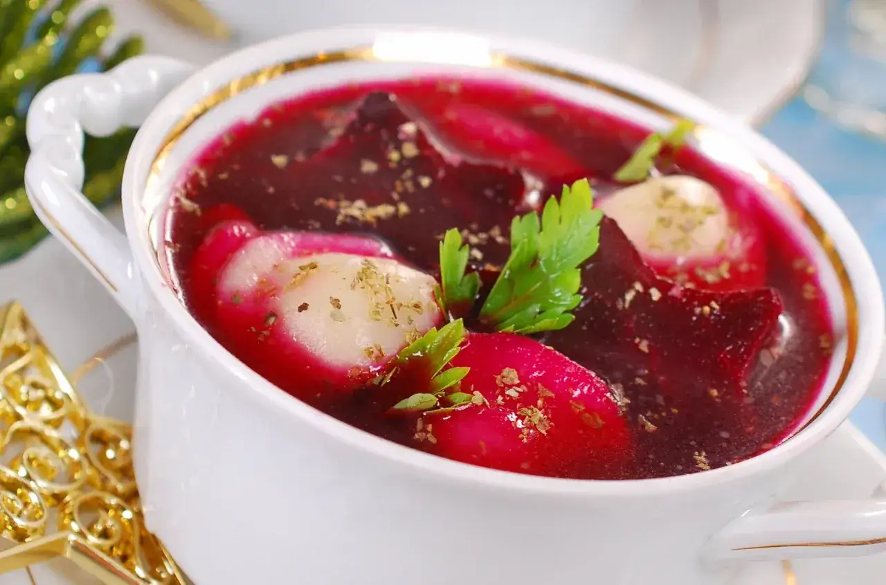 Aksamitny barszcz czerwony z burakami i uszkami, doprawiony ziołami. Idealne jakie przyprawy do barszczu czerwonego na Wigilię.