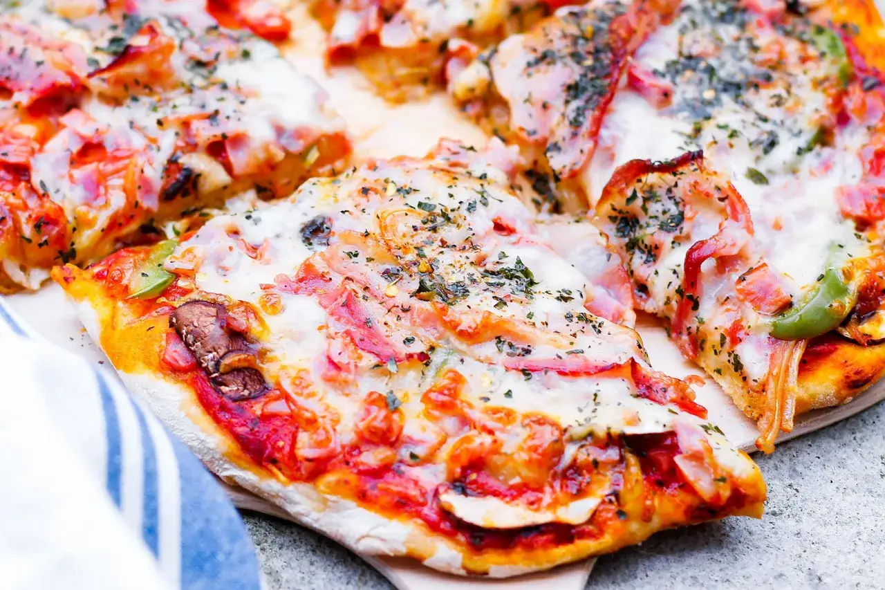 Jak zrobić pizzę jak z pizzerii - sekrety idealnego ciasta i smaku