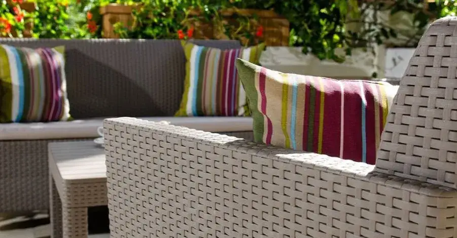 Poduszki ogrodowe jak nowe? Skuteczne czyszczenie i pielęgnacja.