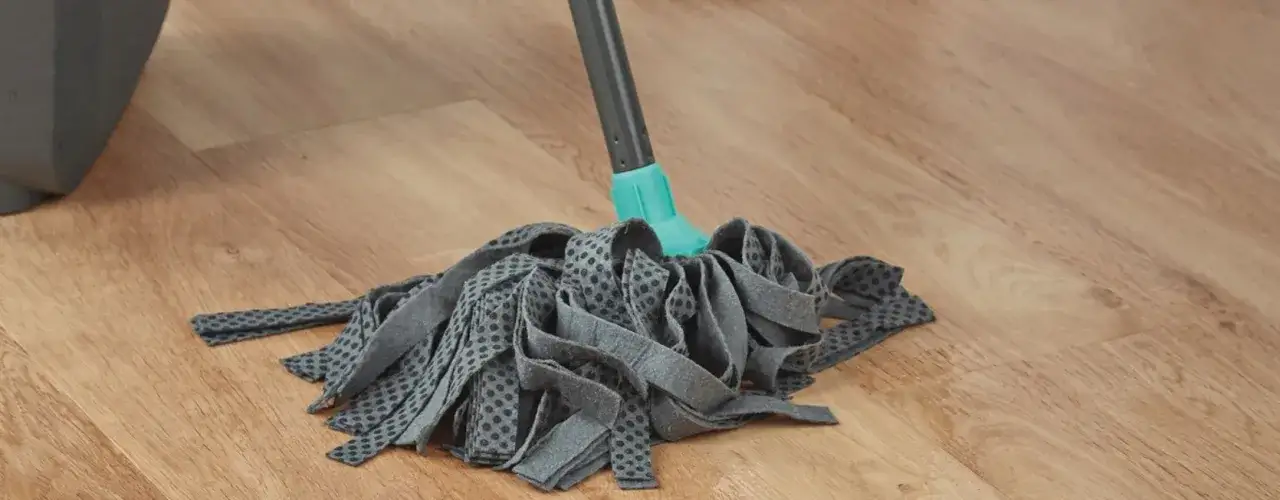 Czym czyścić panele winylowe, aby ich nie uszkodzić? Sprawdź skuteczne metody