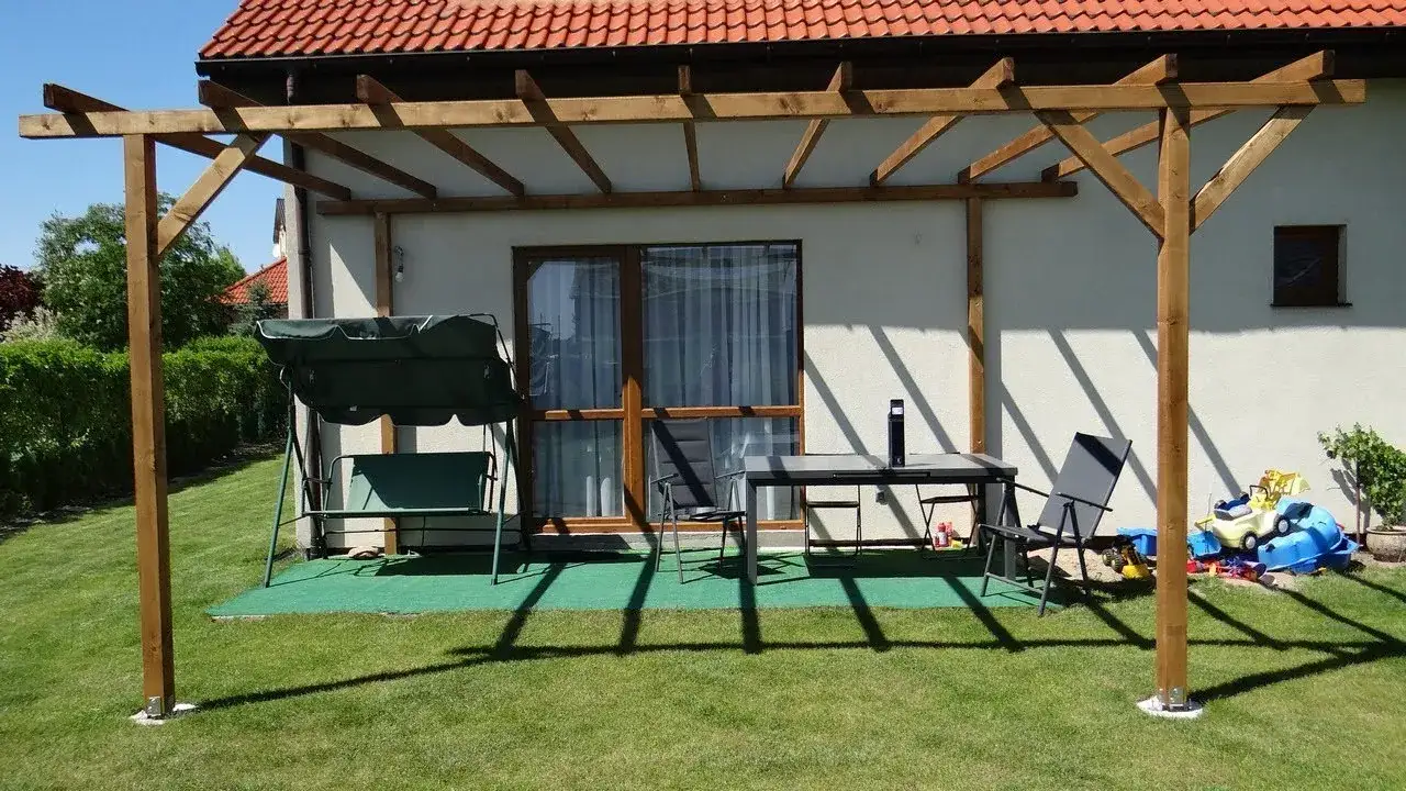 Jak zbudować pergolę z drutu? Tani i nowoczesny projekt DIY.