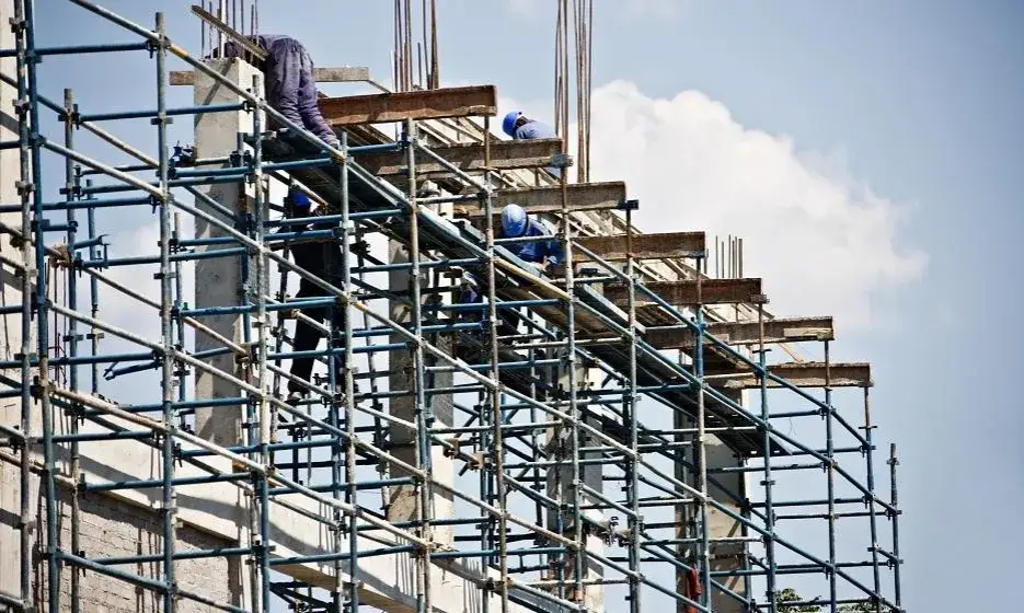 Montaż rusztowań: kluczowe zasady bezpieczeństwa i praktyczne porady