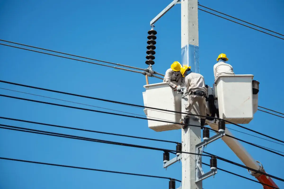 Ile zarabia pomocnik elektryka na godzinę? Sprawdź stawki i czynniki