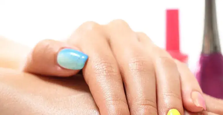 Czy malowanie paznokci lakierem hybrydowym bez lampy jest możliwe? Poznaj prawdę!